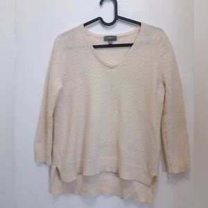 Neiman Marcus Women's Ivory V-Neck Cashmere Sweater